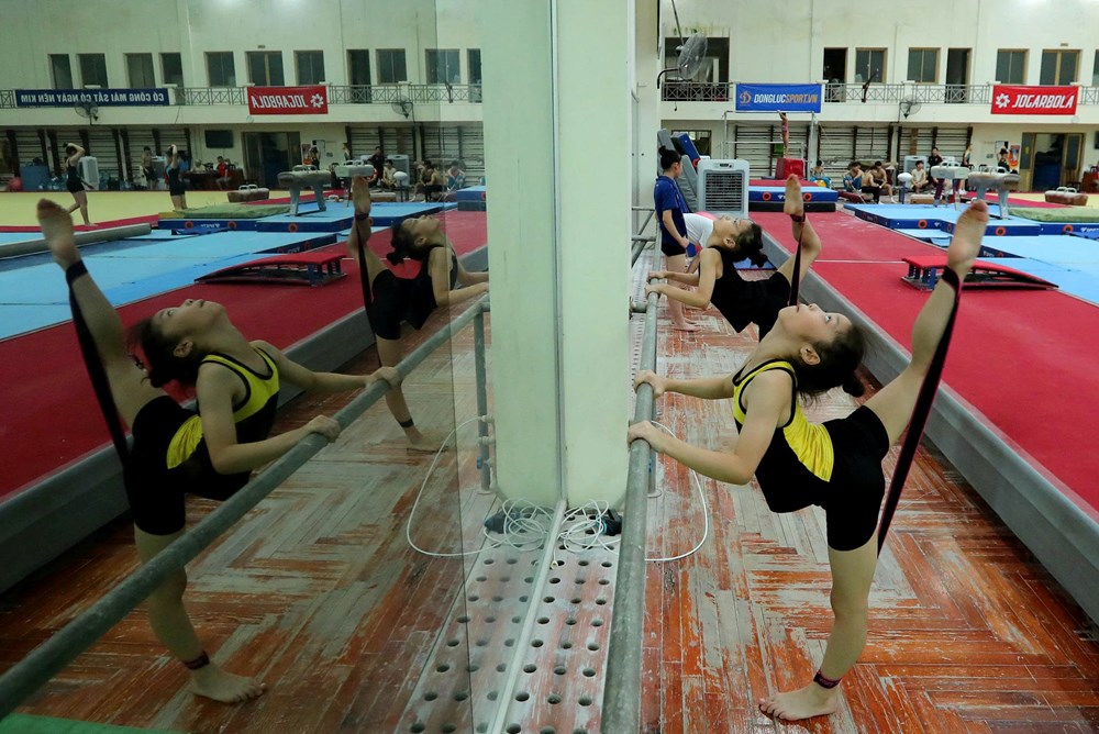 Những VĐV thể dục dụng cụ “nhí” kiên cường không có hè - ảnh 14