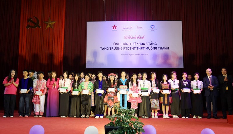 Đưa công trình lớp học 3 tầng Trường PTDTNT- THPT Mường Thanh vào sử dụng - ảnh 4