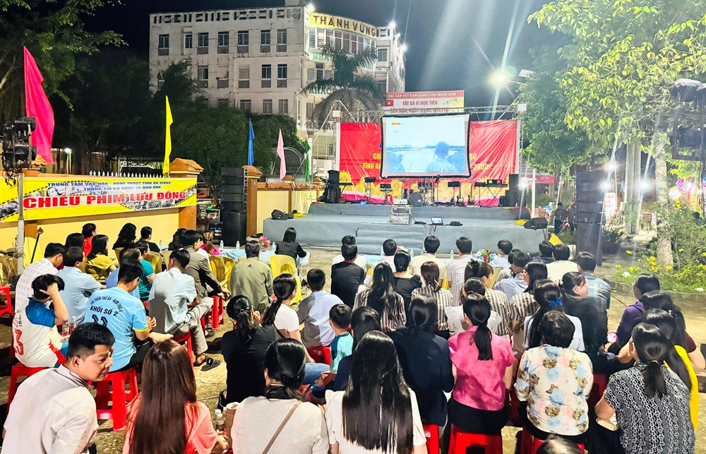 Chiếu phim, biểu diễn văn nghệ chào mừng Đại hội Đảng bộ tỉnh An Giang - ảnh 1