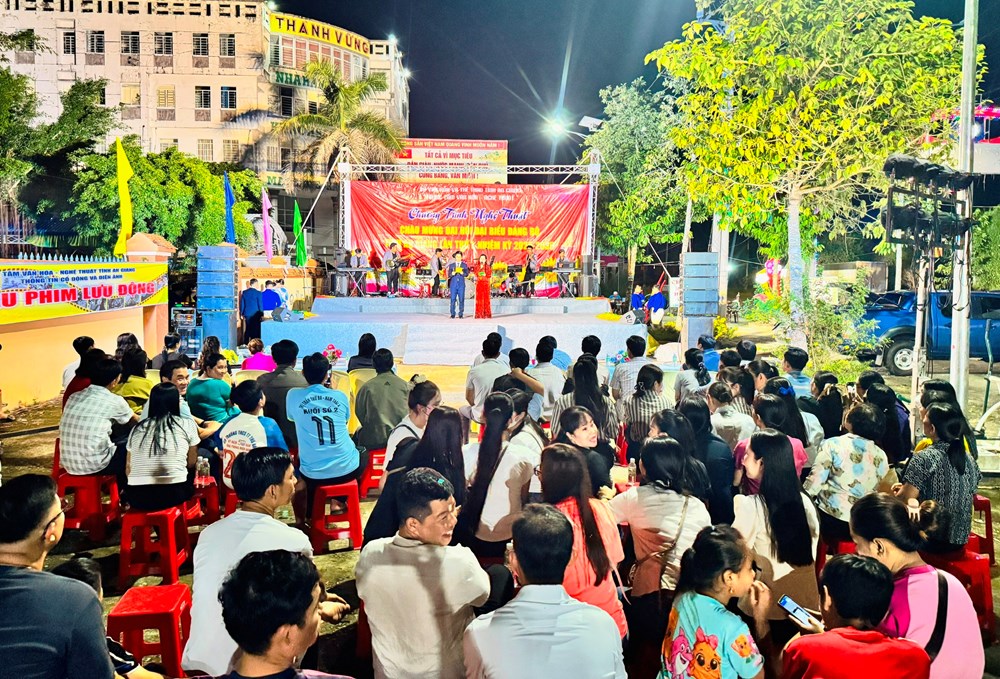 Chiếu phim, biểu diễn văn nghệ chào mừng Đại hội Đảng bộ tỉnh An Giang - ảnh 2