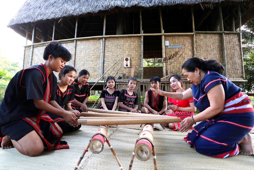 Những người “giữ lửa” tại ngôi Làng 54 dân tộc - ảnh 2
