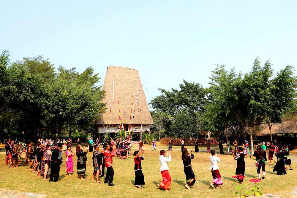 Những người “giữ lửa” tại ngôi Làng 54 dân tộc - ảnh 4