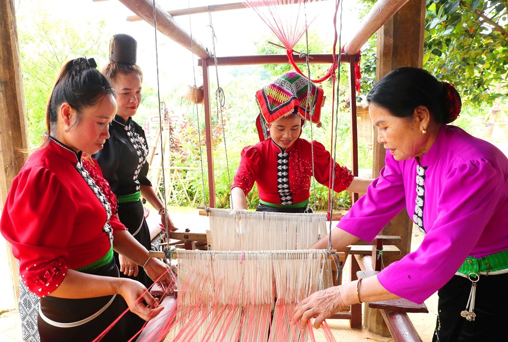 Những người “giữ lửa” tại ngôi Làng 54 dân tộc - ảnh 5
