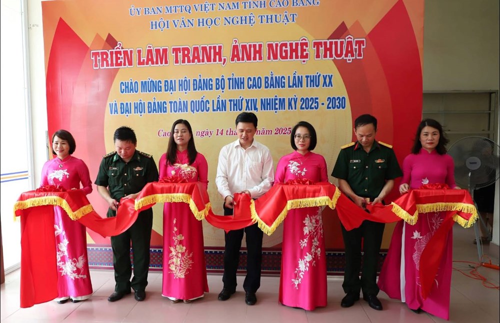 Triển lãm tranh, ảnh nghệ thuật chào mừng Đại hội Đảng bộ tỉnh Cao Bằng lần thứ XX - ảnh 1