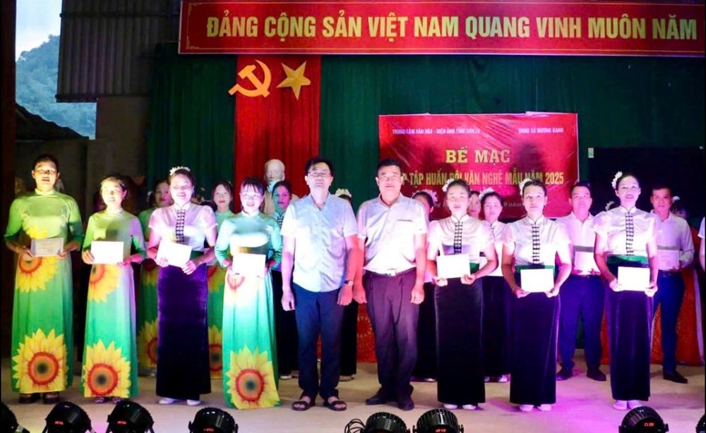Gắn phong trào văn hóa, văn nghệ với phát triển du lịch cộng đồng ở Mường Bang - ảnh 2