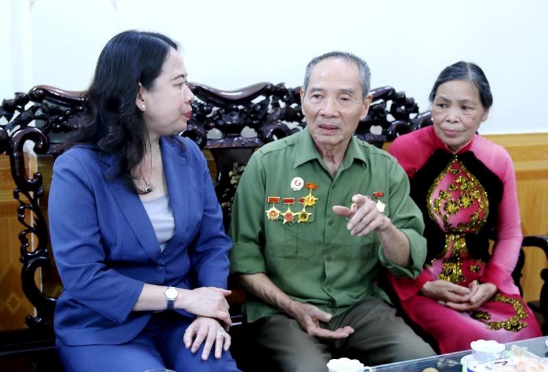 Phó Chủ tịch nước Võ Thị Ánh Xuân thăm, tặng quà gia đình người có công tại Điện Biên - ảnh 1