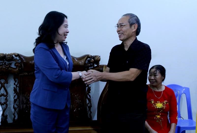 Phó Chủ tịch nước Võ Thị Ánh Xuân thăm, tặng quà gia đình người có công tại Điện Biên - ảnh 2