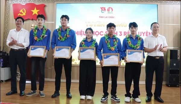 Lai Châu tuyên dương giáo viên trẻ, sinh viên, học sinh tiêu biểu - ảnh 3