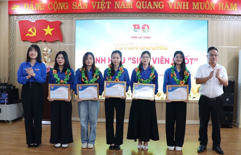 Lai Châu tuyên dương giáo viên trẻ, sinh viên, học sinh tiêu biểu - ảnh 2