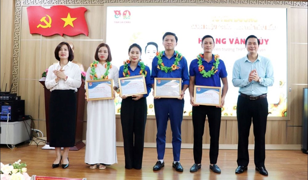 Lai Châu tuyên dương giáo viên trẻ, sinh viên, học sinh tiêu biểu - ảnh 1