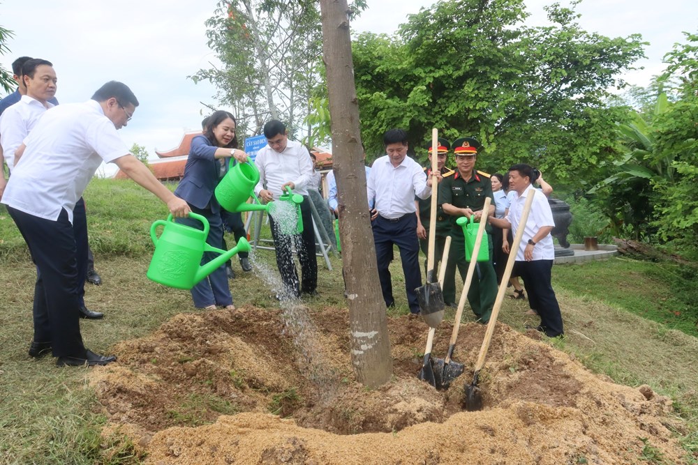 Phó Chủ tịch nước Võ Thị Ánh Xuân thăm, tặng quà gia đình người có công tại Điện Biên - ảnh 4