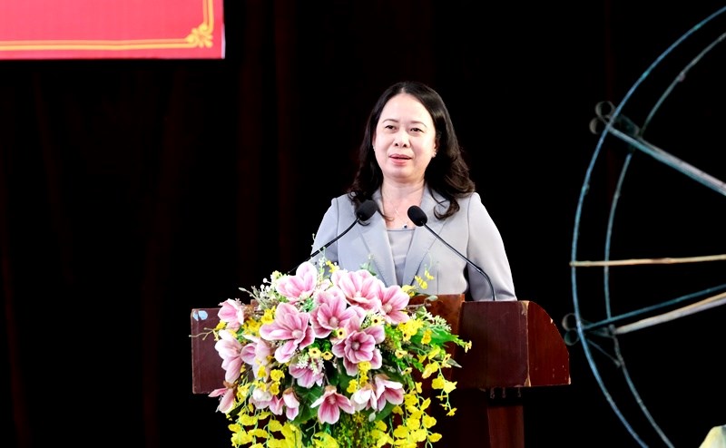 Phó Chủ tịch nước Võ Thị Ánh Xuân trao học bổng cho học sinh Điện Biên - ảnh 1