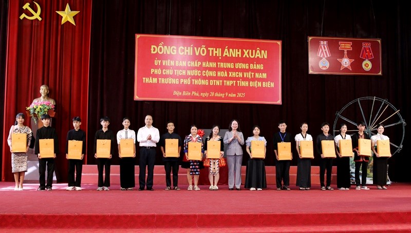Phó Chủ tịch nước Võ Thị Ánh Xuân trao học bổng cho học sinh Điện Biên - ảnh 2