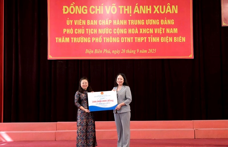 Phó Chủ tịch nước Võ Thị Ánh Xuân trao học bổng cho học sinh Điện Biên - ảnh 3