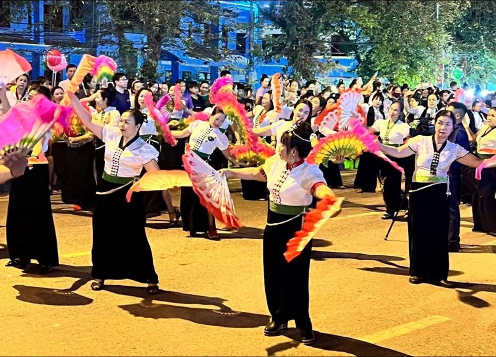 Rực rỡ sắc màu các dân tộc Tây Bắc trên đường phố Điện Biên Phủ - ảnh 3