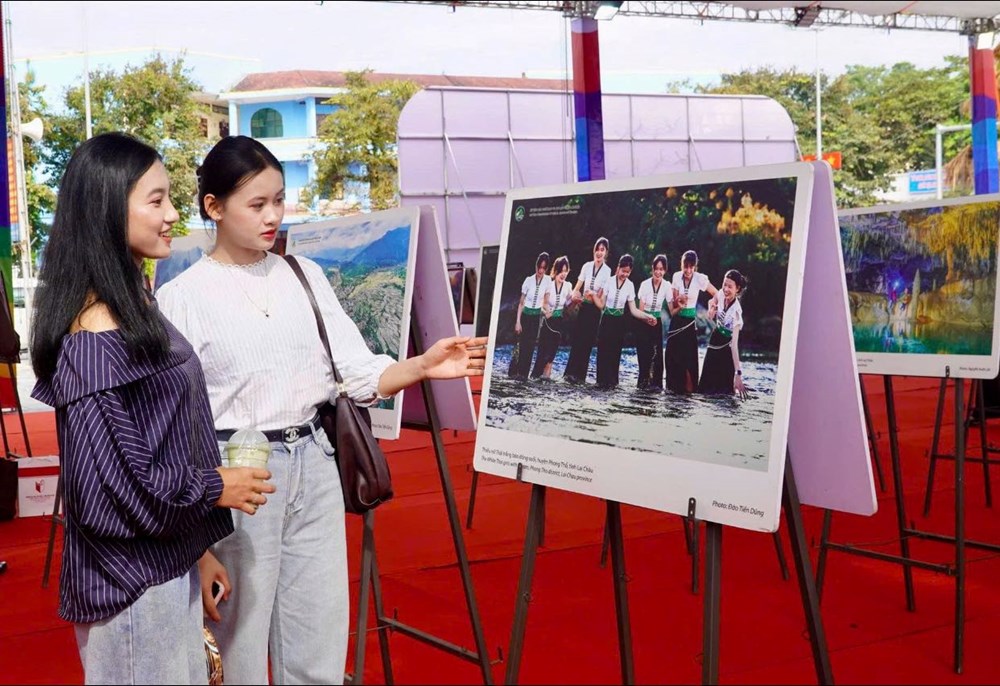 Ấn tượng triển lãm trưng bày hơn 200 bức ảnh đẹp sắc màu Tây Bắc - ảnh 2