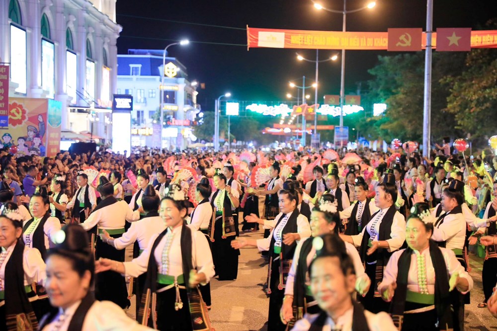 Rực rỡ sắc màu các dân tộc Tây Bắc trên đường phố Điện Biên Phủ - ảnh 2