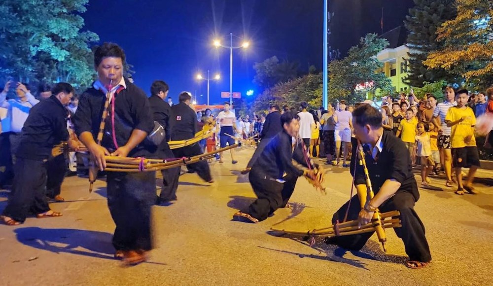 Rực rỡ sắc màu các dân tộc Tây Bắc trên đường phố Điện Biên Phủ - ảnh 7
