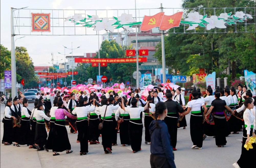 Rực rỡ sắc màu các dân tộc Tây Bắc trên đường phố Điện Biên Phủ - ảnh 6
