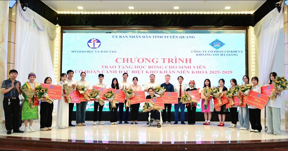 Trao 27 suất học bổng trị giá trên 2,5 tỉ đồng cho sinh viên có hoàn cảnh đặc biệt khó khăn - ảnh 2
