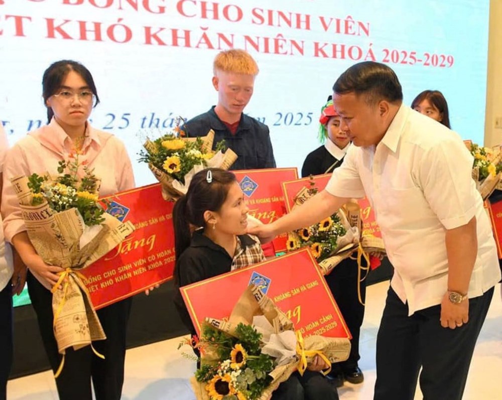Trao 27 suất học bổng trị giá trên 2,5 tỉ đồng cho sinh viên có hoàn cảnh đặc biệt khó khăn - ảnh 1