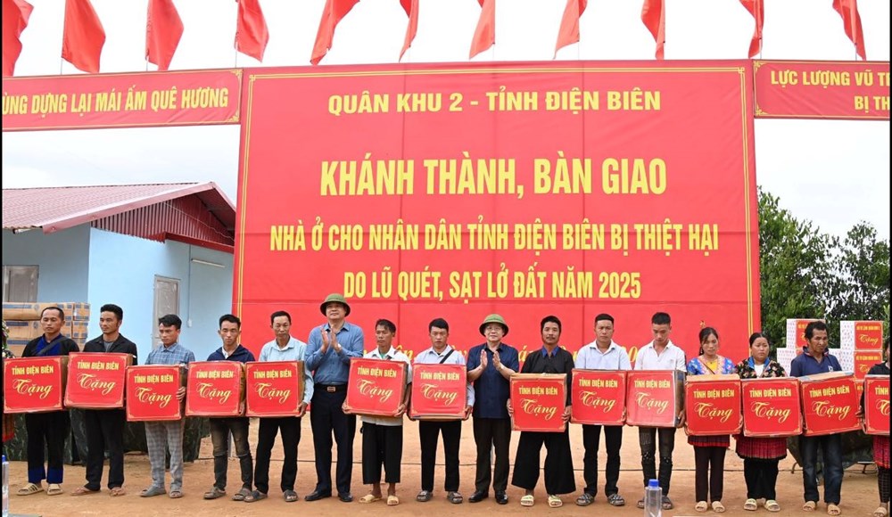  Khánh thành, bàn giao nhà cho người dân bị thiệt hại do mưa lũ - ảnh 5