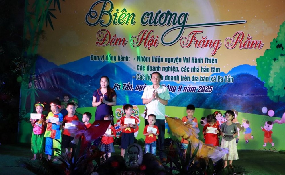 Ấm áp chương trình “Biên cương - Đêm hội trăng rằm” tại xã biên giới Pa Tần - ảnh 2