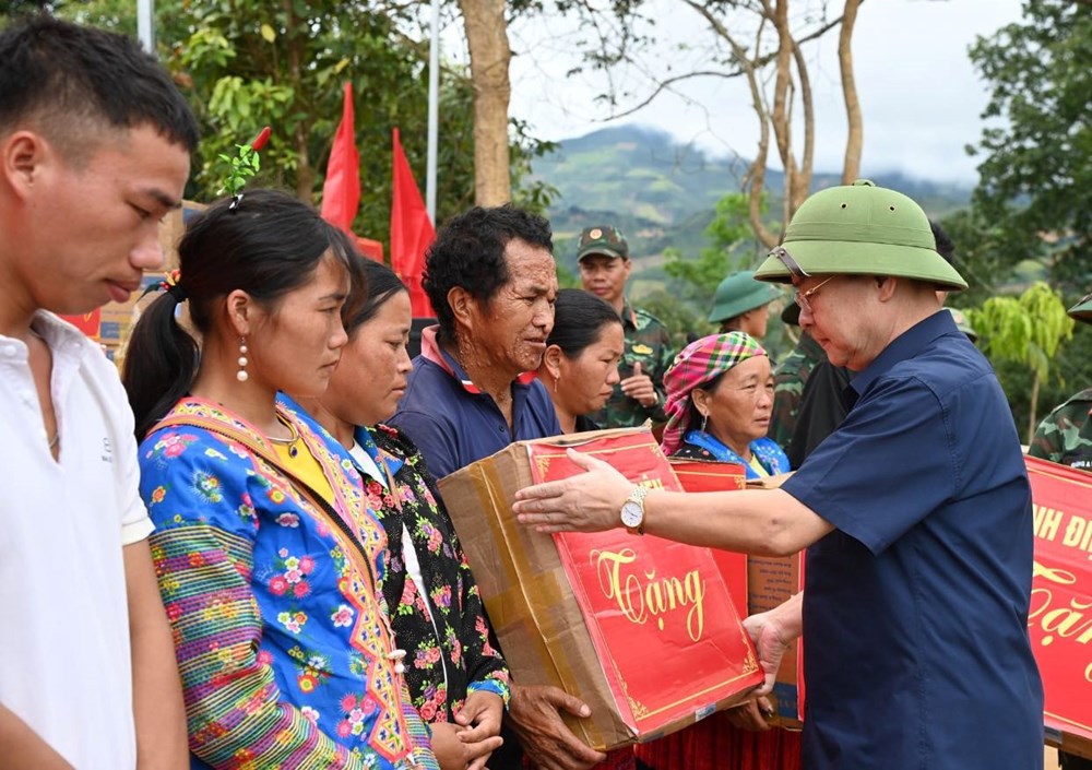  Khánh thành, bàn giao nhà cho người dân bị thiệt hại do mưa lũ - ảnh 4