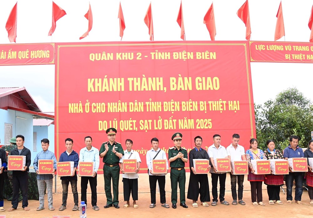  Khánh thành, bàn giao nhà cho người dân bị thiệt hại do mưa lũ - ảnh 6