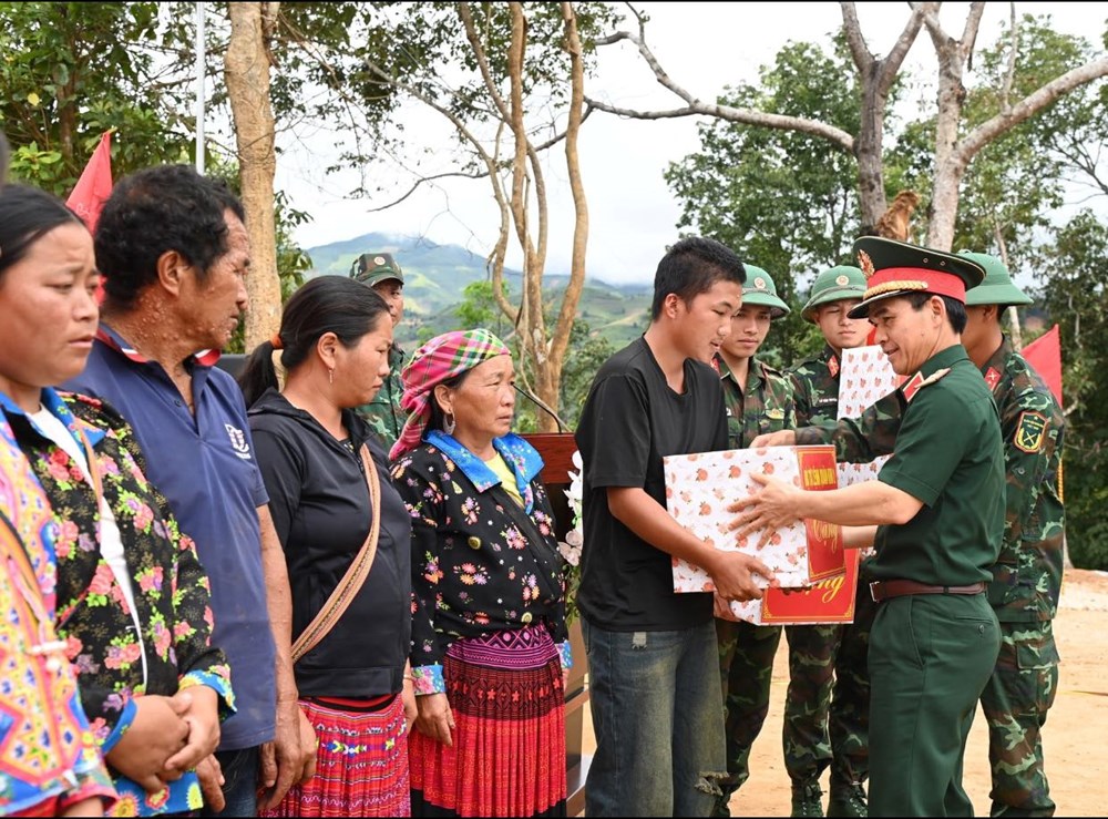  Khánh thành, bàn giao nhà cho người dân bị thiệt hại do mưa lũ - ảnh 3