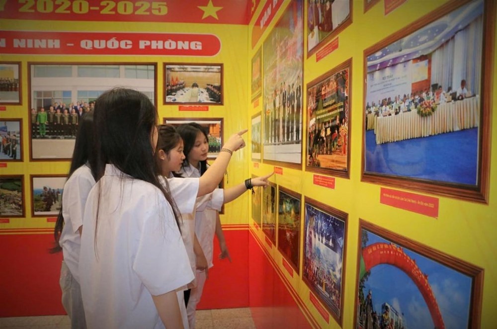 Triển lãm trưng bày 140 ảnh, tài liệu chào mừng Đại hội Đảng bộ tỉnh Lào Cai - ảnh 3