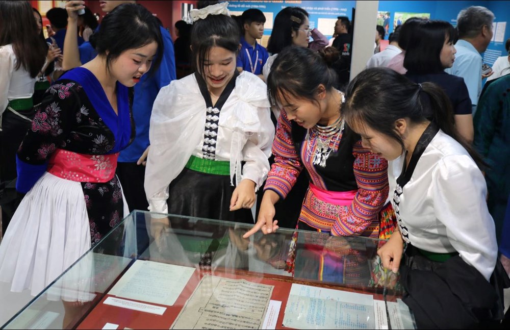Trưng bày 200 hình ảnh tài liệu “Sơn La - Dấu ấn lịch sử qua tài liệu lưu trữ” - ảnh 2