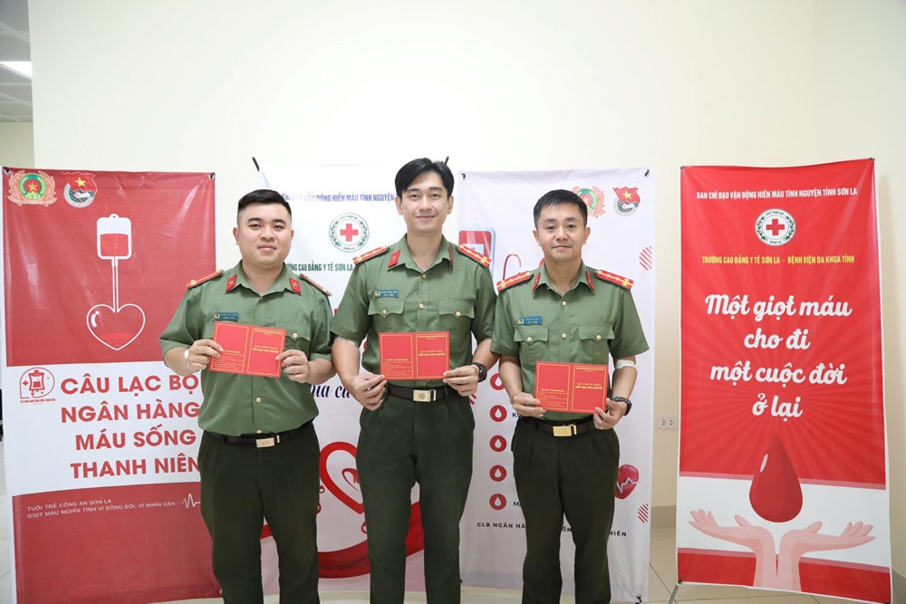 3 cán bộ chiến sĩ Công an hiến máu cứu cụ ông 80 tuổi qua cơn nguy kịch - ảnh 1