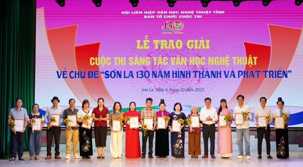 Trao giải Cuộc thi sáng tác văn học nghệ thuật 130 năm Ngày thành lập tỉnh Sơn La - ảnh 1