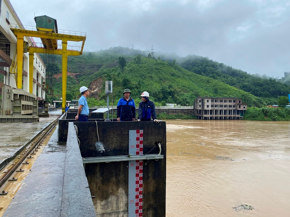 Khẩn trương ứng phó bão số 11, đảm bảo an toàn cho người dân, các công trình thủy điện - ảnh 1