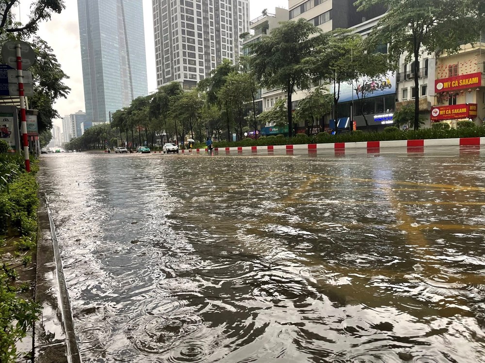 Hà Nội sau mưa lớn khiến nhiều tuyến phố đã ngập sâu - ảnh 3