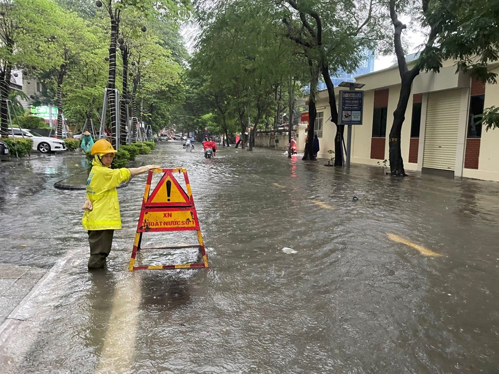 Hà Nội sau mưa lớn khiến nhiều tuyến phố đã ngập sâu - ảnh 1