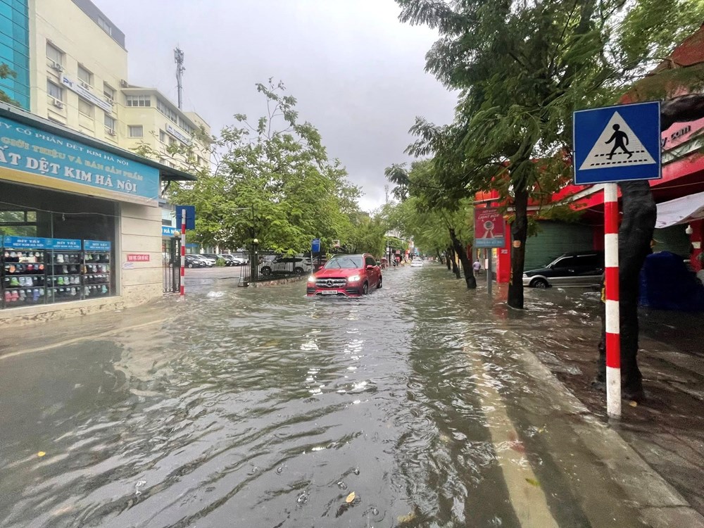 Hà Nội sau mưa lớn khiến nhiều tuyến phố đã ngập sâu - ảnh 2