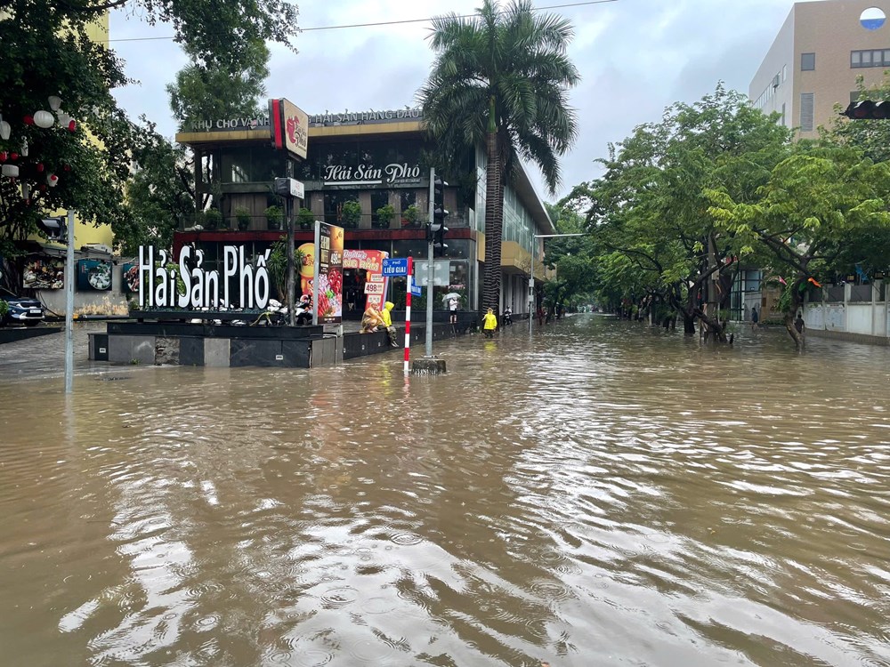 Hà Nội sau mưa lớn khiến nhiều tuyến phố đã ngập sâu - ảnh 14
