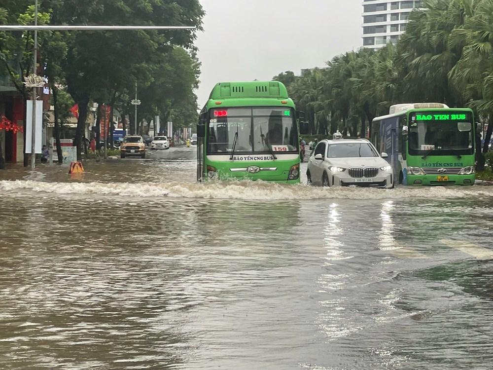 Hà Nội sau mưa lớn khiến nhiều tuyến phố đã ngập sâu - ảnh 13