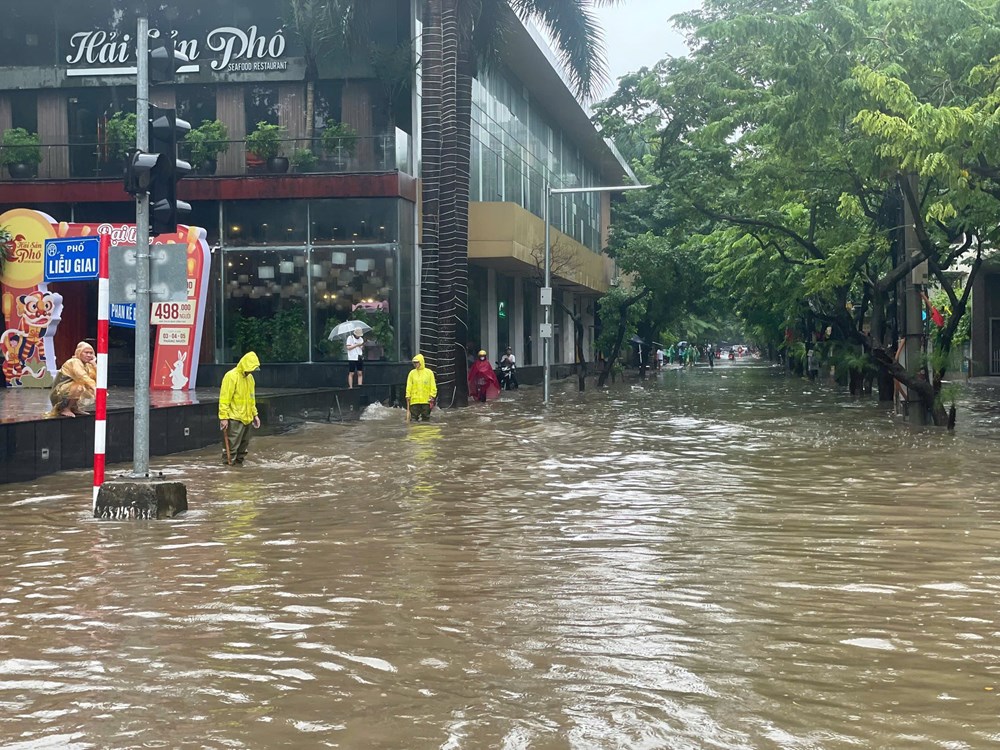 Hà Nội sau mưa lớn khiến nhiều tuyến phố đã ngập sâu - ảnh 15