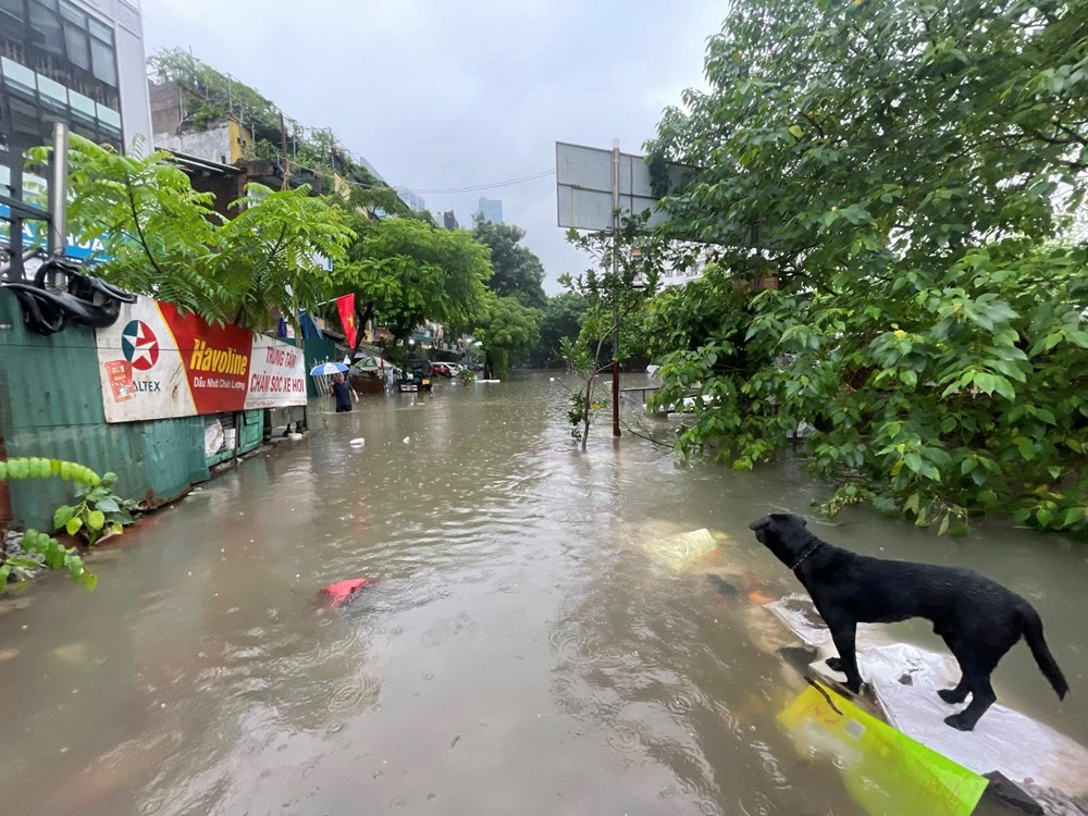 Hà Nội sau mưa lớn khiến nhiều tuyến phố đã ngập sâu - ảnh 12