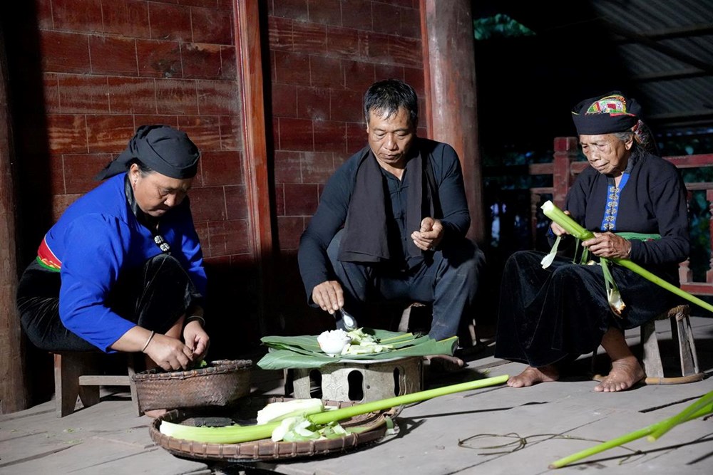 Nét đẹp nghi lễ buộc chỉ cổ tay cầu may của người Kháng - ảnh 1