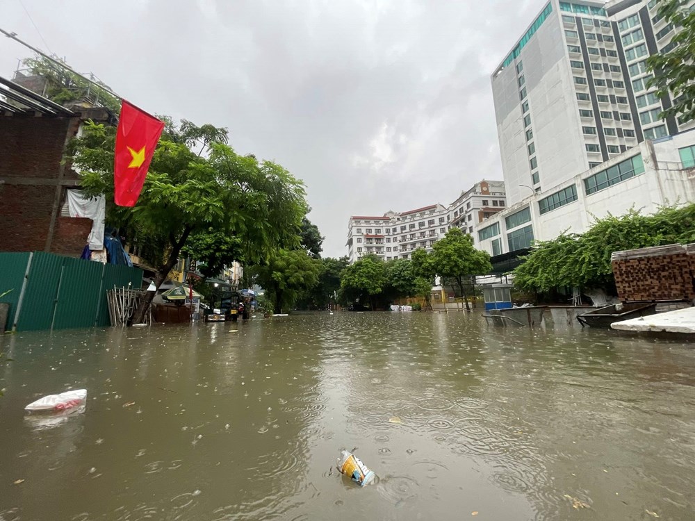 Hà Nội sau mưa lớn khiến nhiều tuyến phố đã ngập sâu - ảnh 11