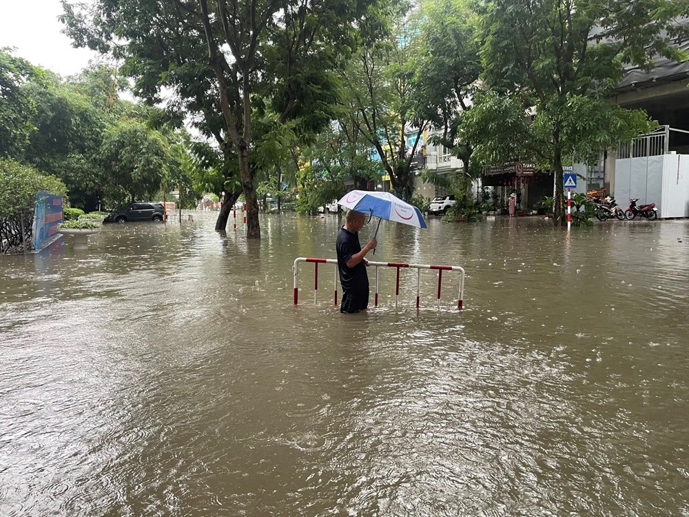 Hà Nội sau mưa lớn khiến nhiều tuyến phố đã ngập sâu - ảnh 9