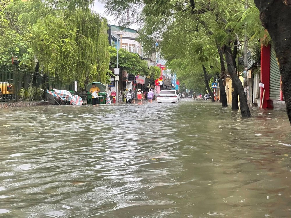 Hà Nội sau mưa lớn khiến nhiều tuyến phố đã ngập sâu - ảnh 8