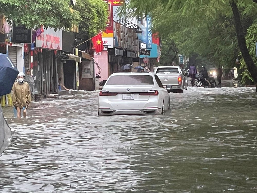 Hà Nội sau mưa lớn khiến nhiều tuyến phố đã ngập sâu - ảnh 7
