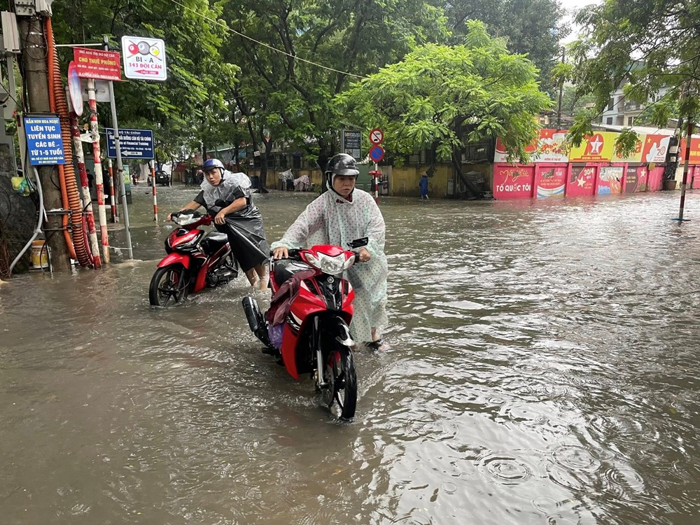 Hà Nội sau mưa lớn khiến nhiều tuyến phố đã ngập sâu - ảnh 5