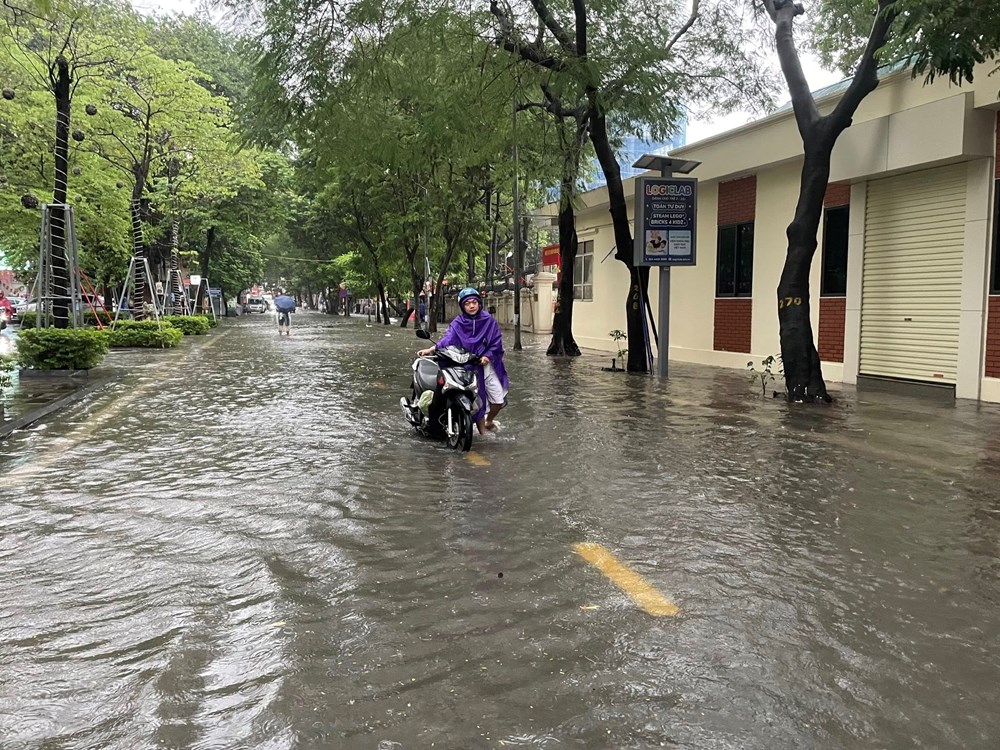Hà Nội sau mưa lớn khiến nhiều tuyến phố đã ngập sâu - ảnh 4