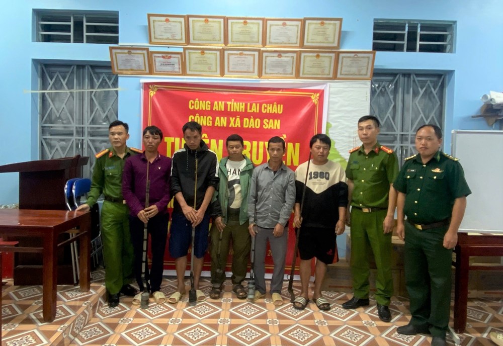 Lai Châu: Người dân xã Dào San tự giác giao nộp 6 khẩu súng tự chế     - ảnh 2